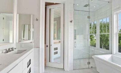 Bathtub doors